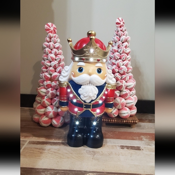 Oversized Festive Nutcracker-NWT - Picture 1 of 7
